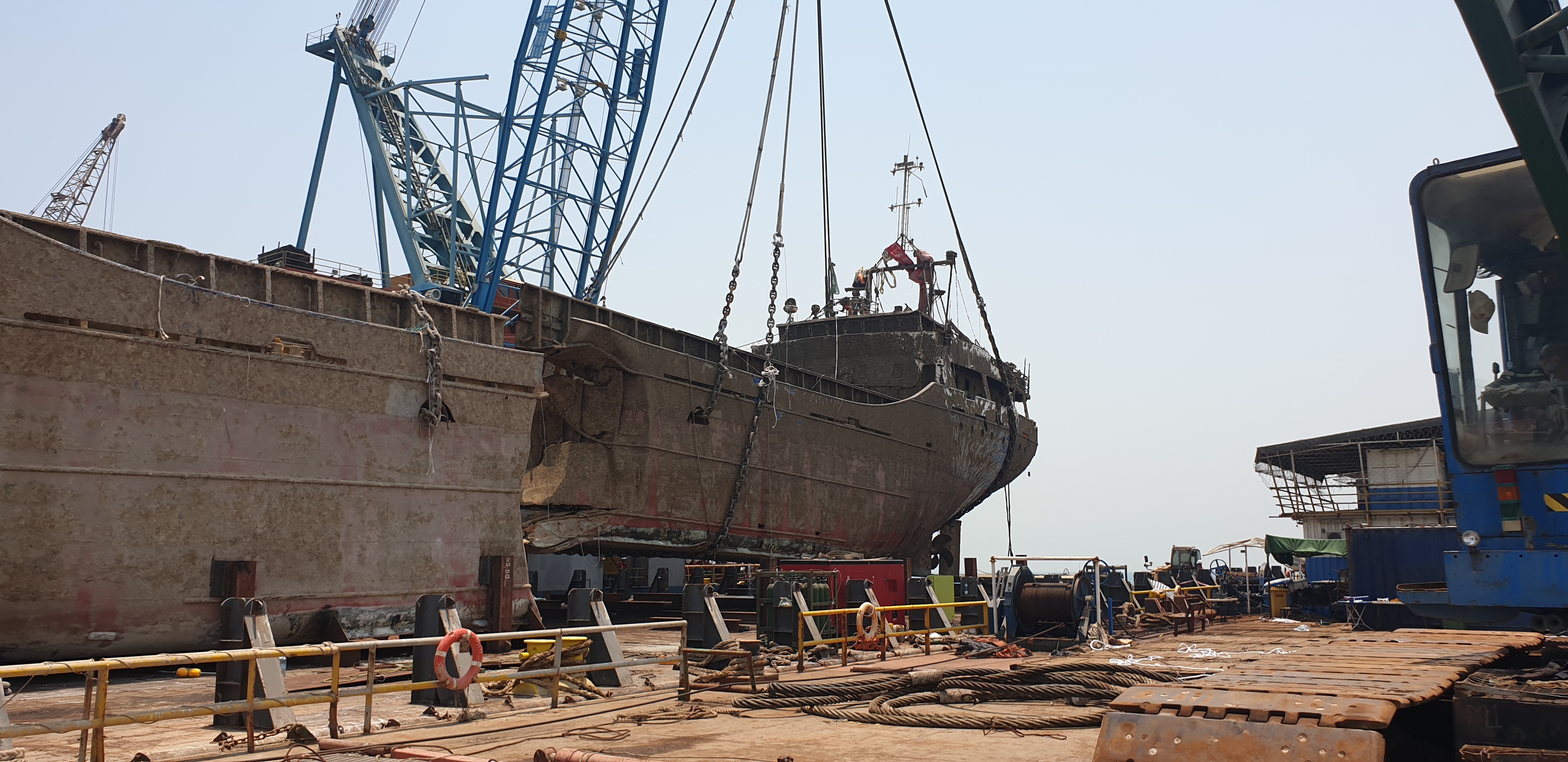 Saudi Port Dammam _ Sunken ship salvage